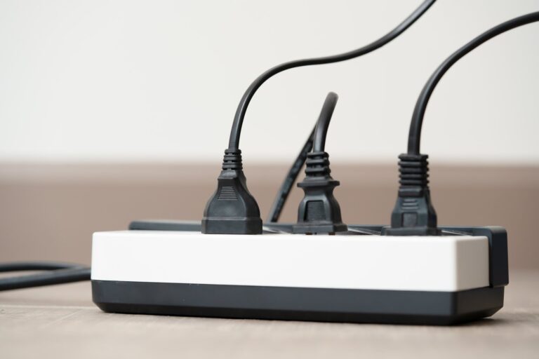 Dlaczego instalacja elektryczna w całym mieszkaniu traci moc po włączeniu klimatyzacji