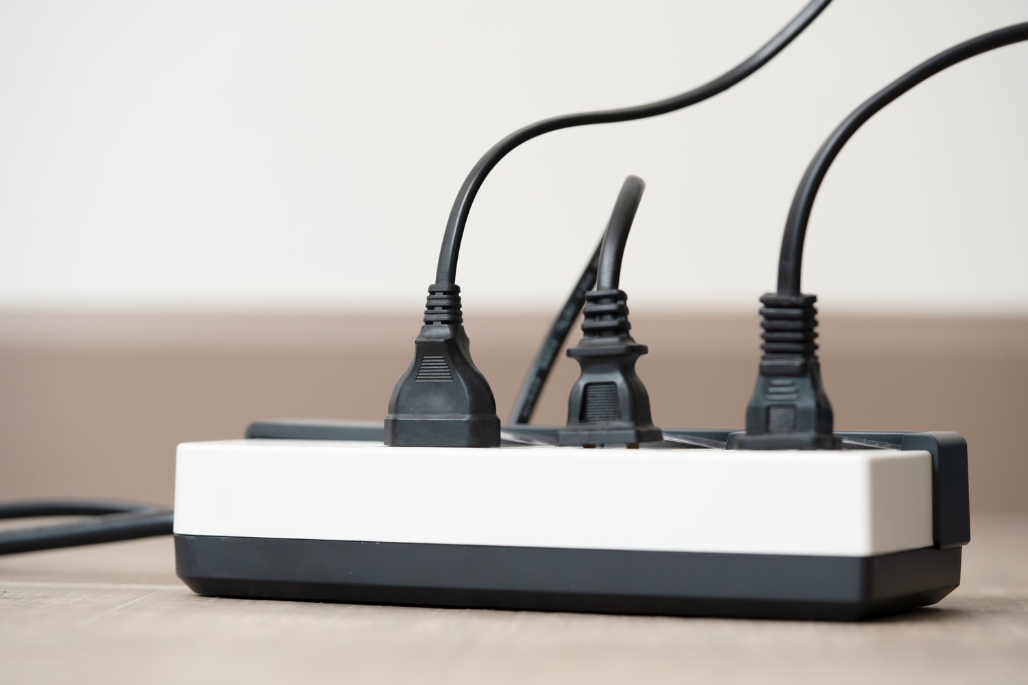 Dlaczego instalacja elektryczna w całym mieszkaniu traci moc po włączeniu klimatyzacji