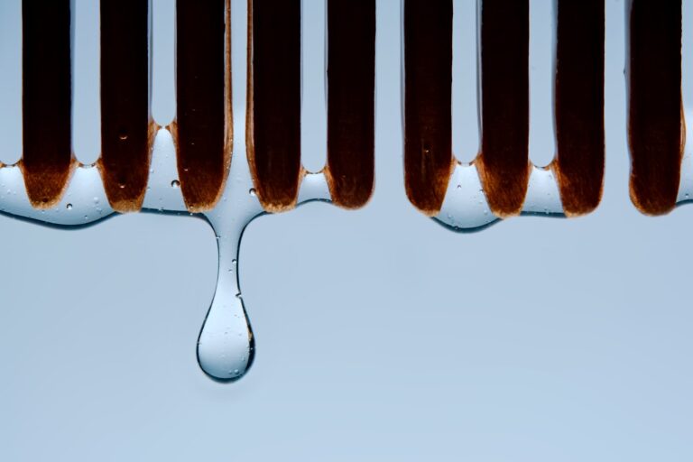 Dlaczego klimatyzator w salonie kapie wodą tylko podczas pracy w trybie chłodzenia