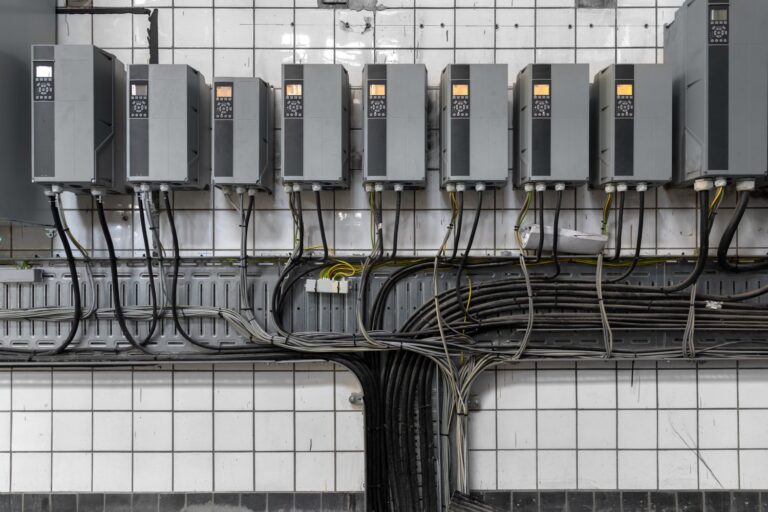 Dlaczego wyłącznik różnicowo-prądowy w rozdzielnicy głównej wybija w deszczowe dni