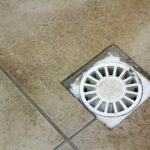 Jak rozpoznać że syfon podłogowy w łazience przepuszcza nieprzyjemne zapachy