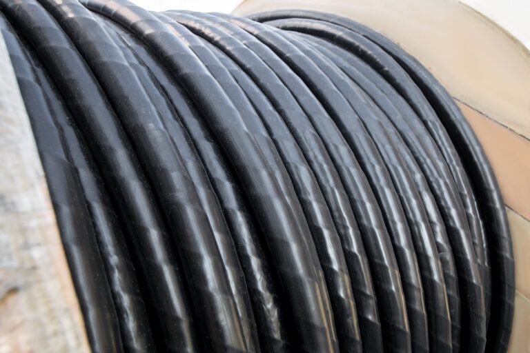 Jak wybrać odpowiednią folię do zabezpieczenia instalacji kablowych