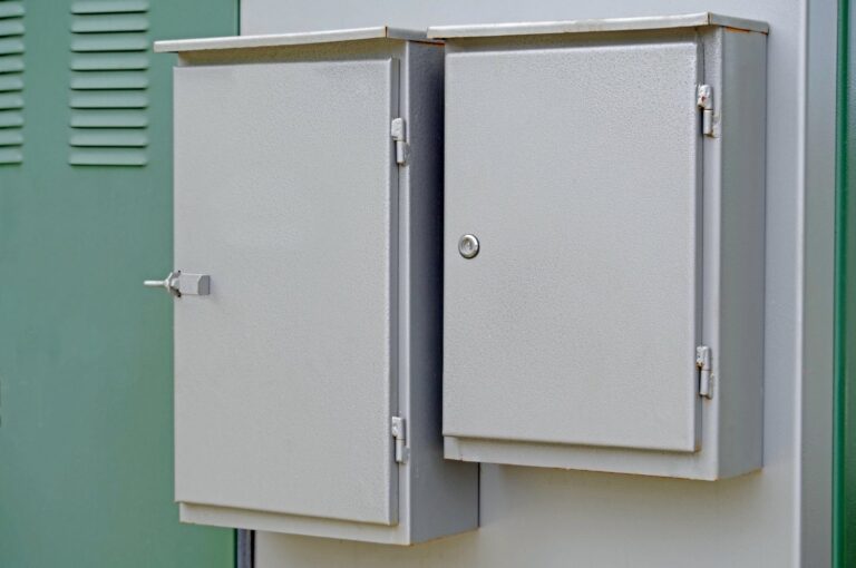 Jak wybrać odpowiednią obudowę do instalacji elektrycznych na budowie